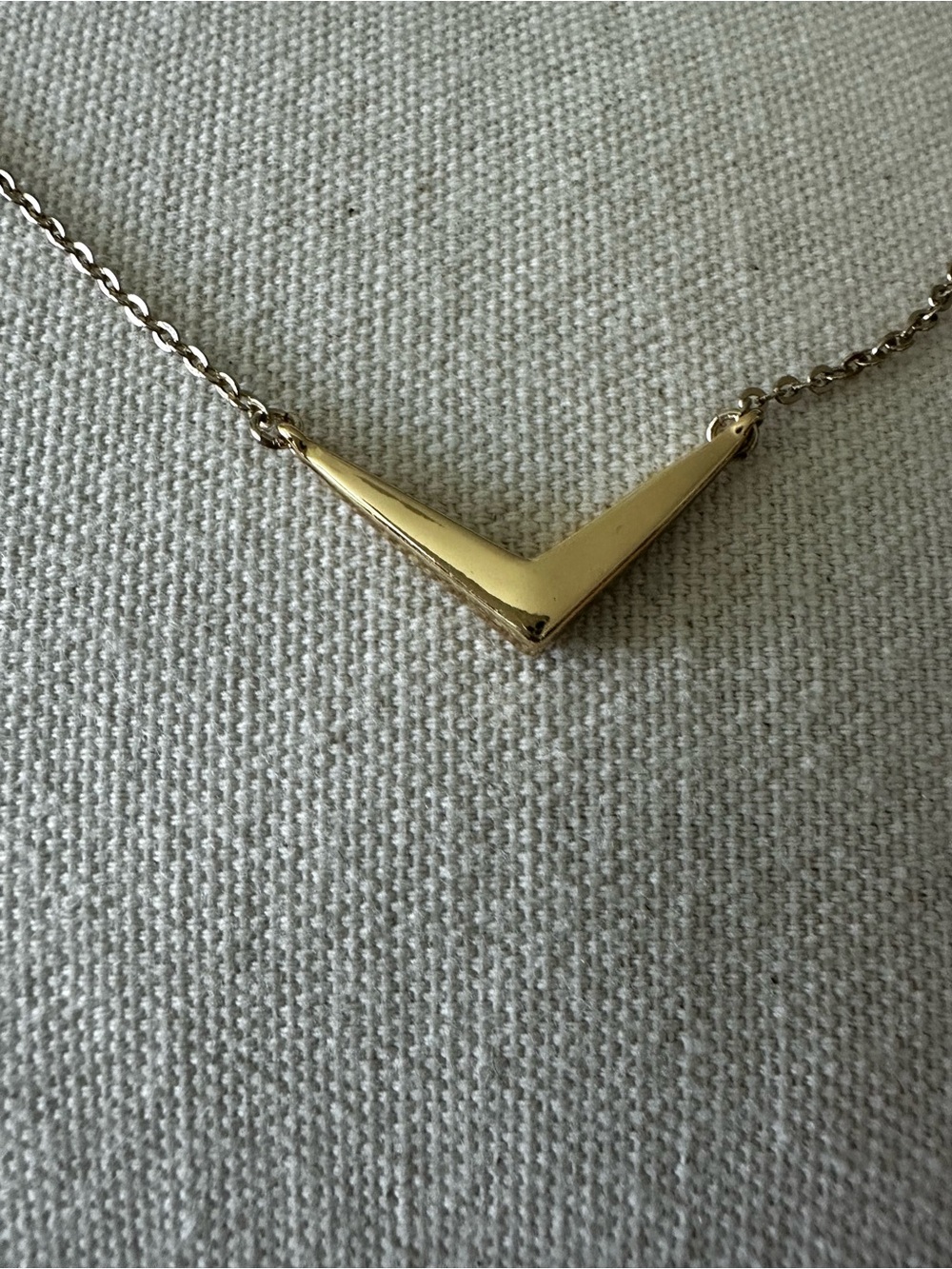 Melinda Maria V Chevron necklace pendant gold tone - Picture 1 of 5